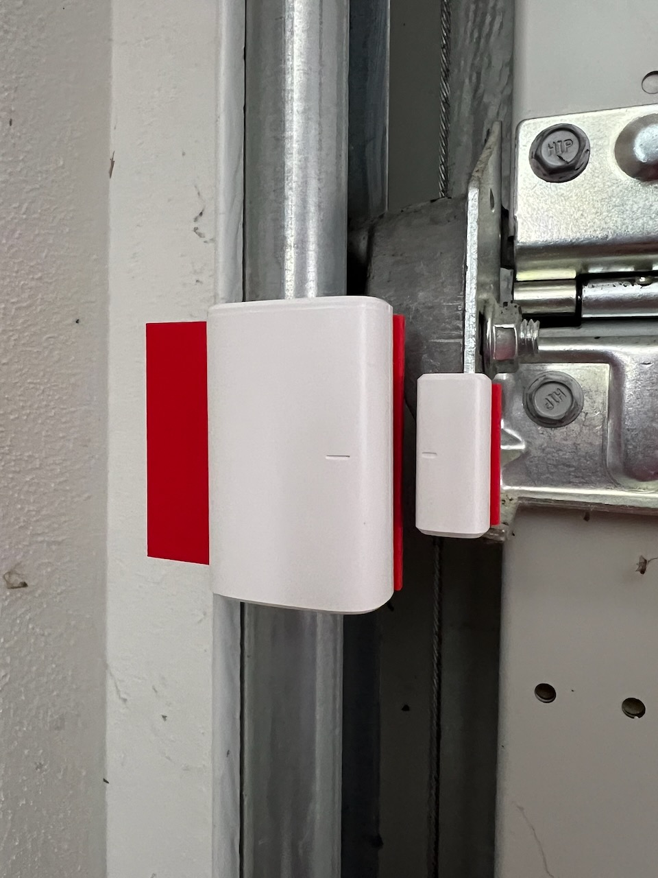 Sonoff SNZB-04P Tür-/Fensterkontakt mit 3D-gedrucktem Adapter an Hörmann-Sektionaltor