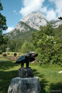 Adlerskulptur vor Alpenkulisse