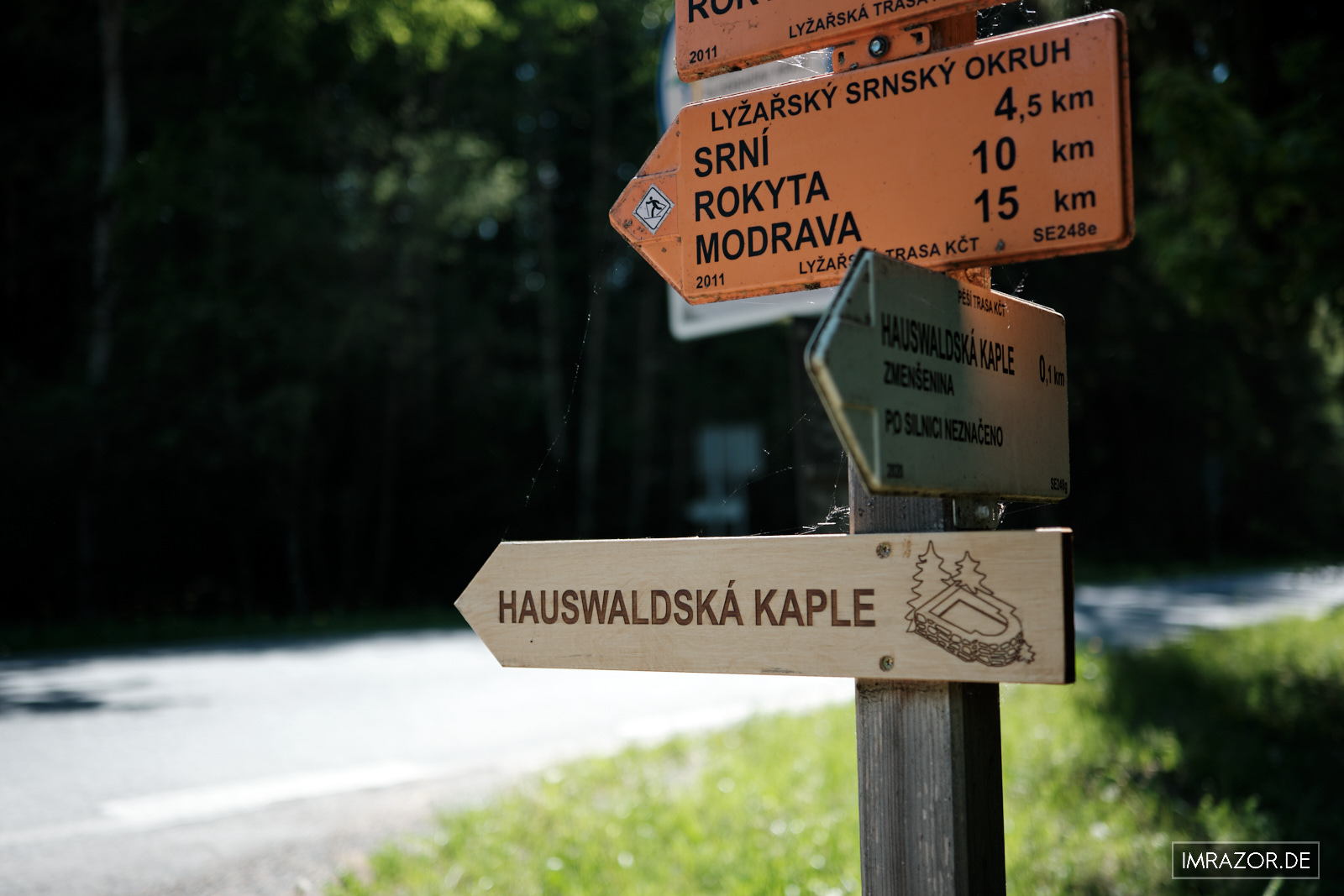 Wegweiser zur Hauswaldkapelle vom ParkplatzWanderparkplatz Mechov bei Srní (Parkoviště Mechov)