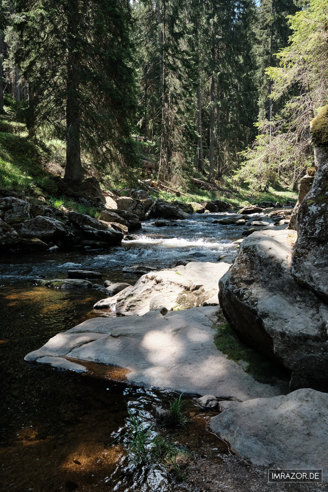 Der Weg führt knapp entlang am Ufer und man muss auch felsige Passagen überwinden