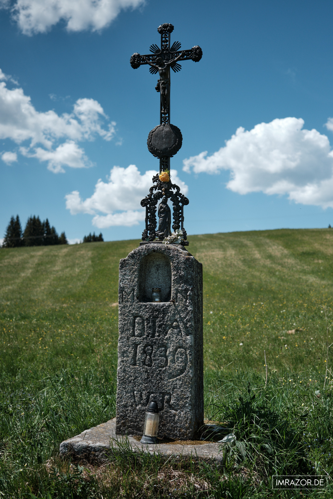 Ein Wegkreuz am Wanderweg erinnert an alte Zeiten