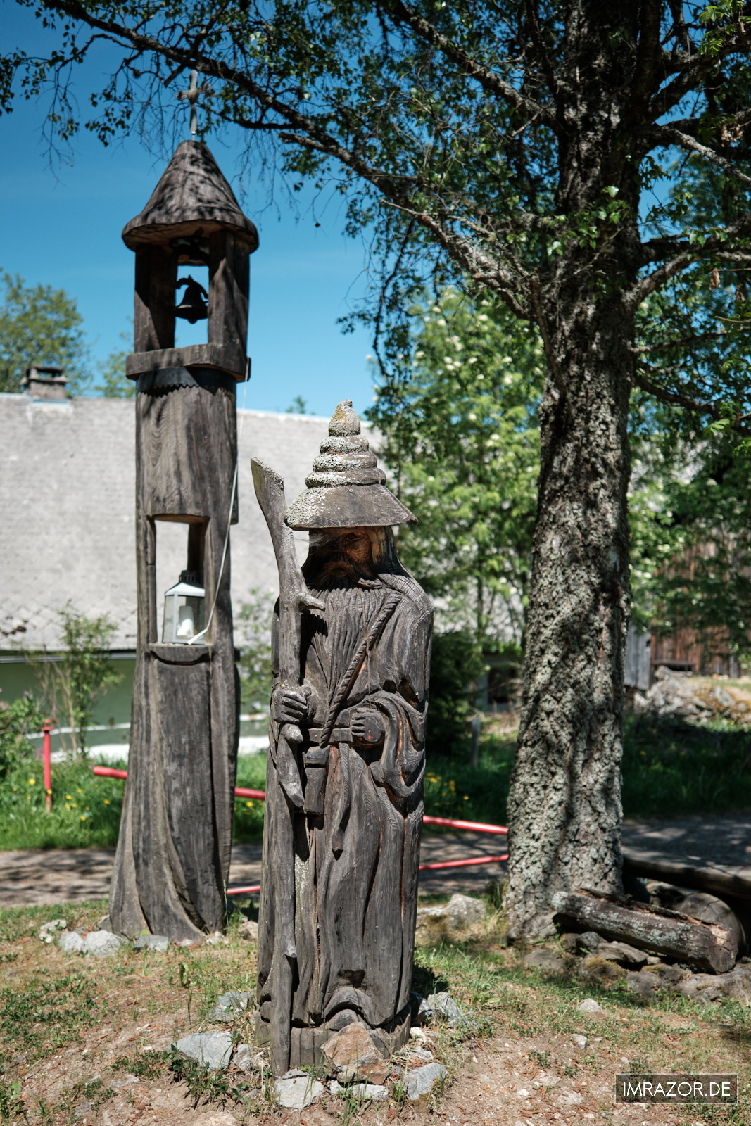 Geschnitzte Figur am Wegesrand