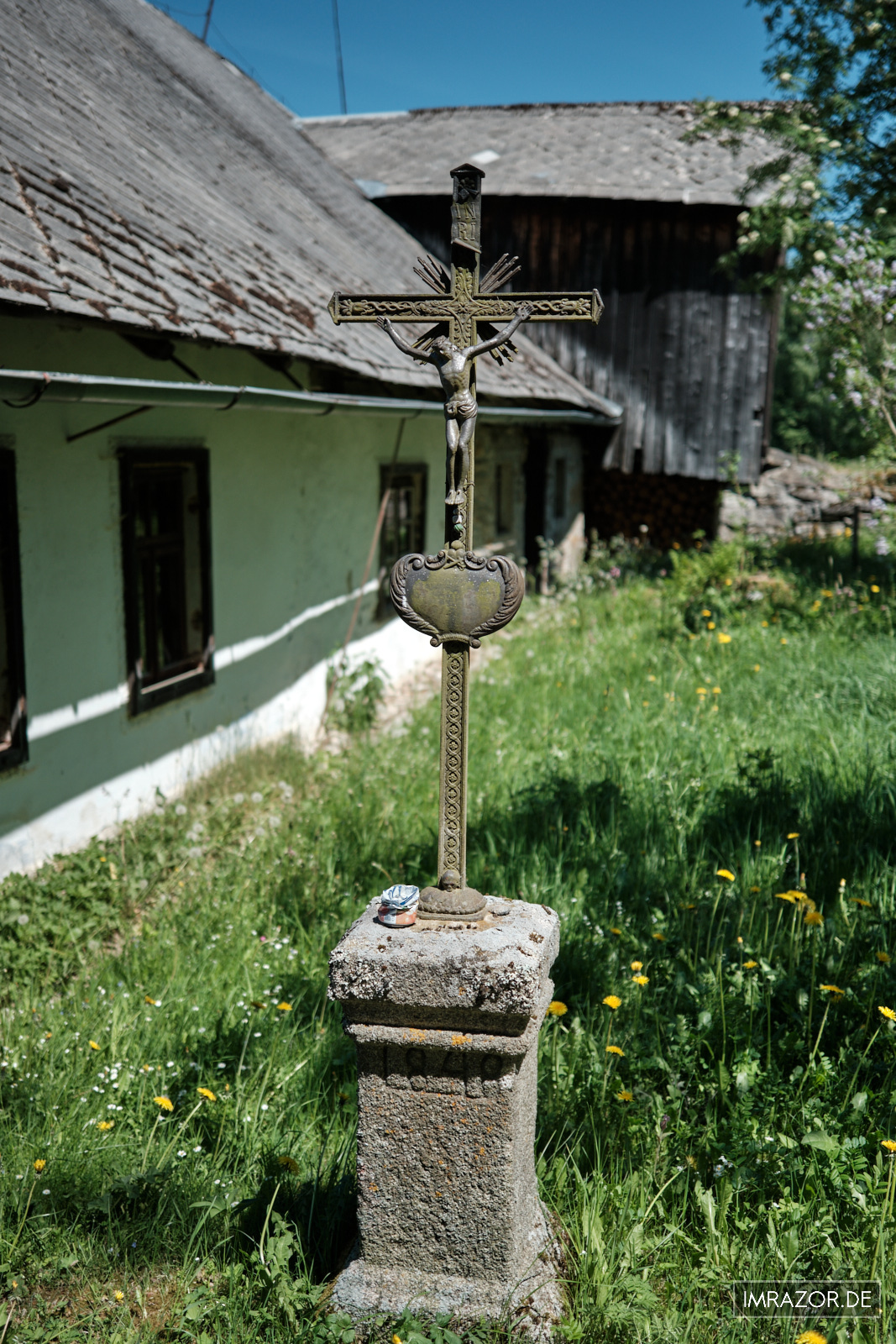 Wegkreuz in einer Siedlung