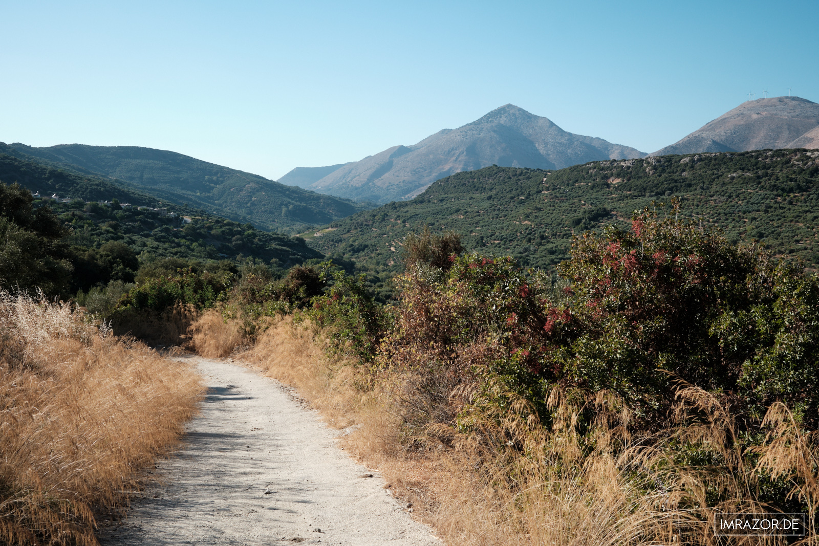 Spaziergang durch die Gärten des Enagron zum Geropotamos